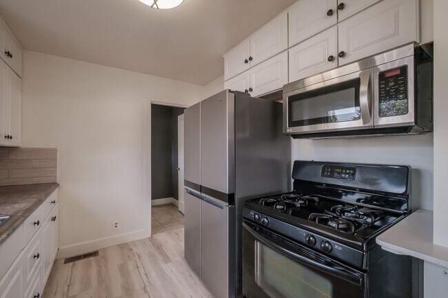 Building Photo - Charming 3-Bed 2 Bath Home with Spectacula...