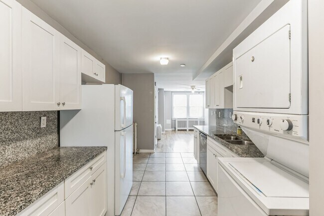 Building Photo - Wonderful! 2BR/1bth home in Columbia Heights. Nice Yard & Parking!!!