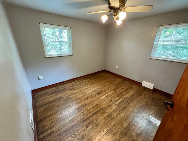 Building Photo - Charming 2-Bed 1-Bath Home in Avalon!