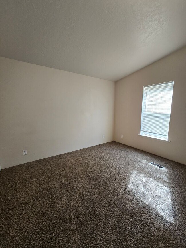 Building Photo - Pet Friendly 3 Bed / 2Bath Home w/ Carport