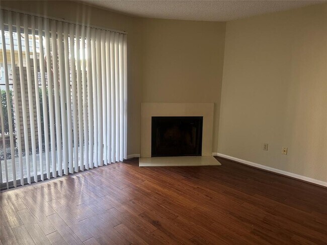 Primary Photo - 2120 El Paseo St