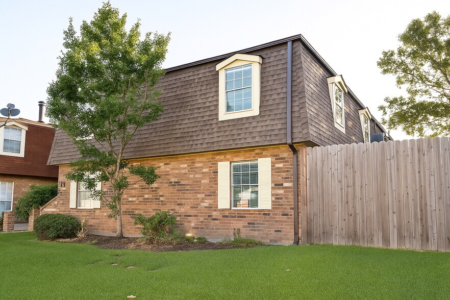 Building Photo - 19 Houmas Pl