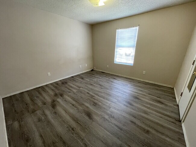 Building Photo - Cute 2 bed 1 bath duplex with large storag...