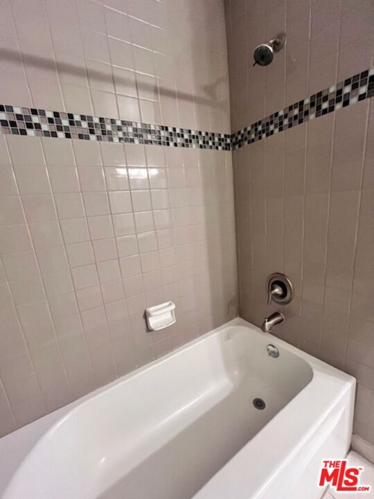 Building Photo - 906 N Doheny Dr