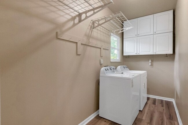 Building Photo - Charming 3BR Ranch Style Home on Quiet Cut...