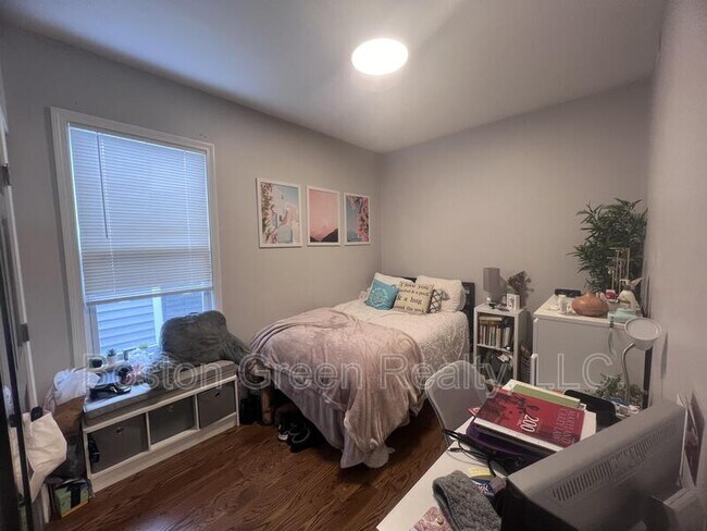 Building Photo - 726 E 2nd St