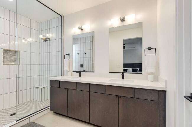 Building Photo - 5151 N 13th Pl