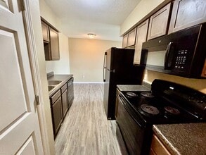 Building Photo - Move in now and pay NO RENT for the rest o...