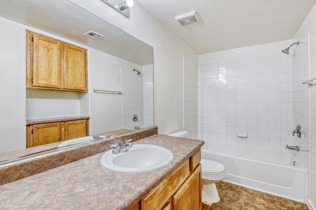 Building Photo - 1 Bedroom 2nd Floor Unit With Balcony!