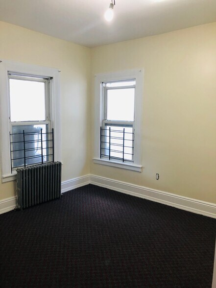 Building Photo - 9524 Van Wyck Expy