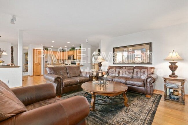 Building Photo - 829 W Sparrow Hawk Dr