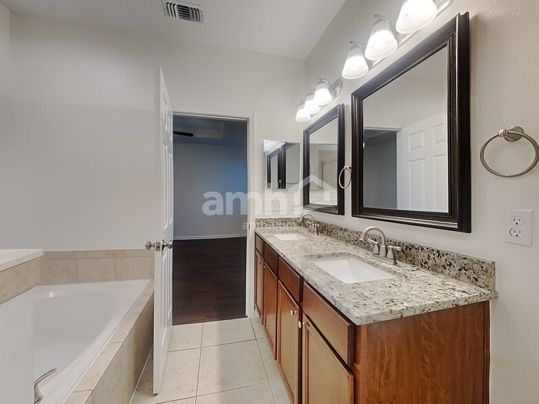 Building Photo - 9672 Woodstone Mill