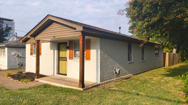 Building Photo - 4 bedroom 1 bath home for lease