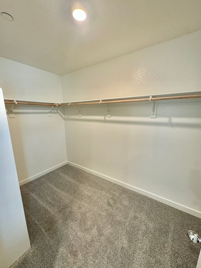 Building Photo - FOUR-FIVE/OFFICE BEDROOM THREE BATHROOM SEE VIDEO