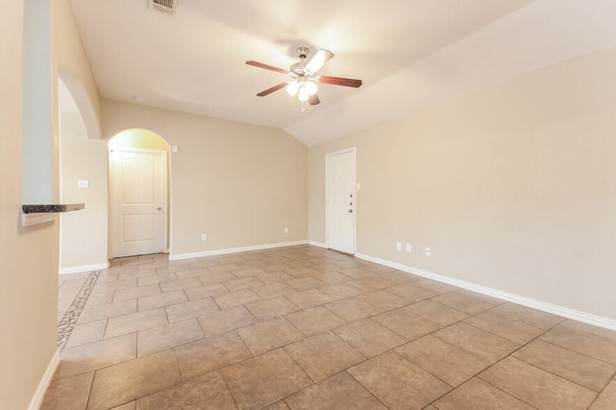 Building Photo - 7645 Hollow Point Dr