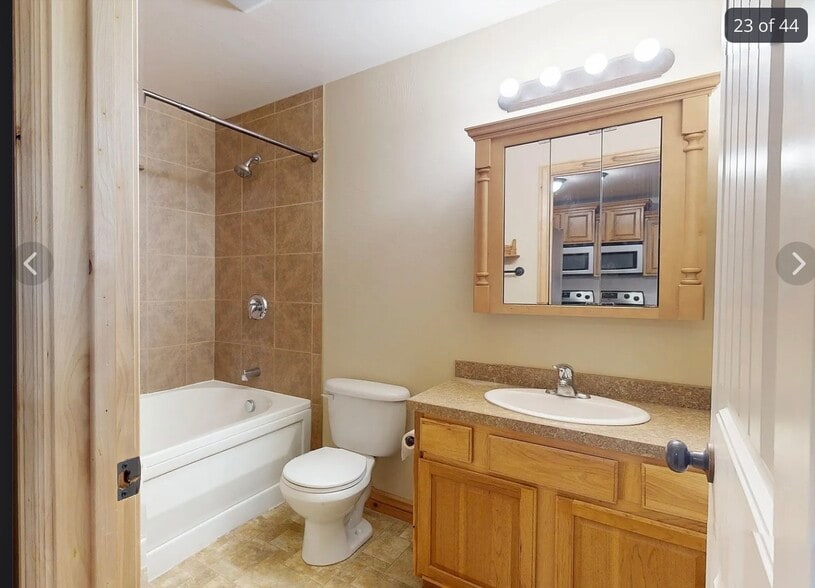 Main area bathroom - 524 E Broadway St
