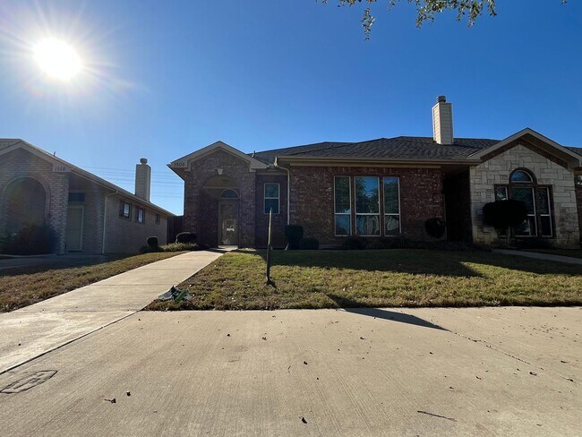 Building Photo - 1506 Poinsettia Blvd