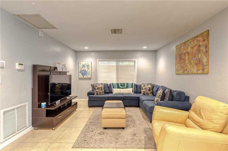 Building Photo - 1517 NE 17th Ter