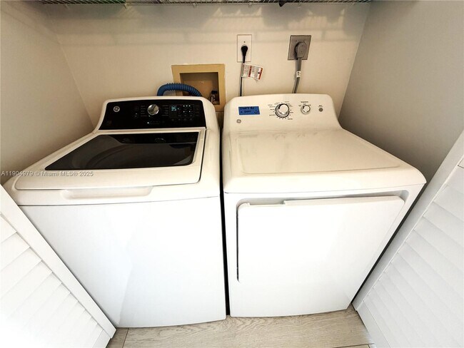 Building Photo - 19701 E Country Club Dr