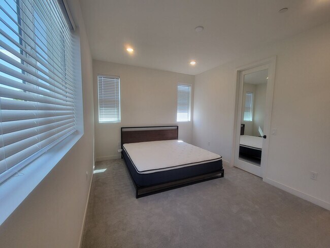 Building Photo - Two-bedroom, two-and-a-half-bath tri-level townhouse located in Arcadia, CA
