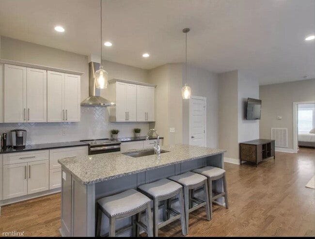 Building Photo - 4 br, 2.5 bath House - 421 Moore Avenue B