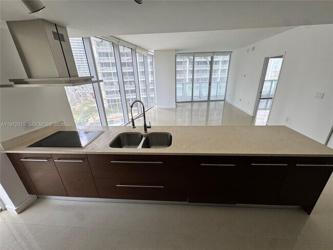 Building Photo - 495 Brickell Ave