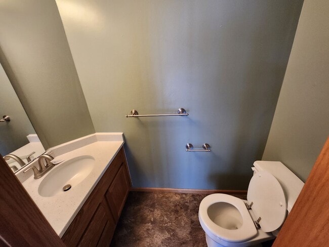 Building Photo - updated 2 bed townhouse under 2k per month in Burnsville! Open concept, master bed w/attached bat...