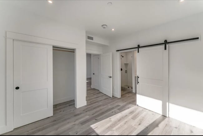 Building Photo - 1/2 of 1st months rent! Condo for Rent- Wa...