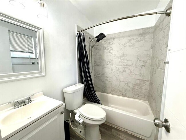 Building Photo - 820 NE 17th Ave