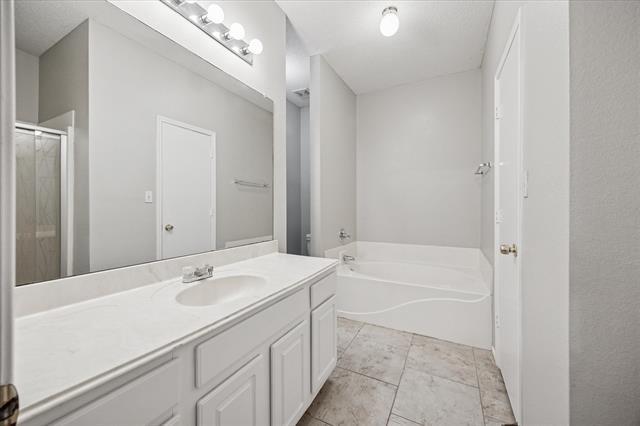 Building Photo - 3933 Parkhaven Dr