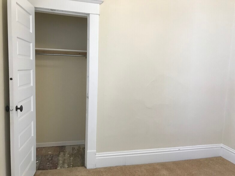 Building Photo - 128 Luton Ave SE