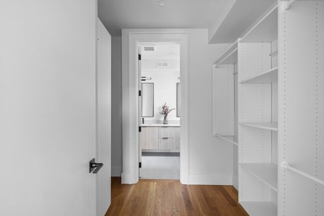 Building Photo - 532 E 3rd St