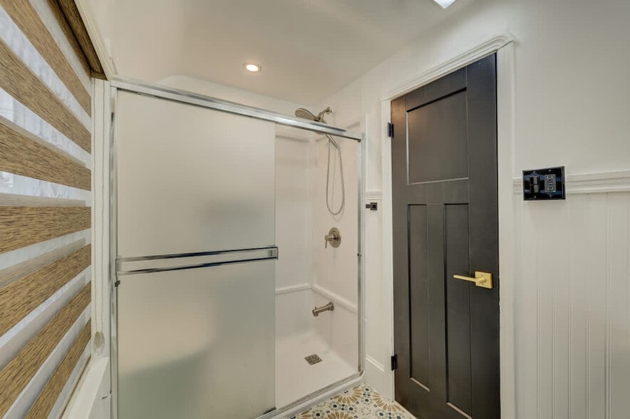 Building Photo - 3855 Grosvenor Rd