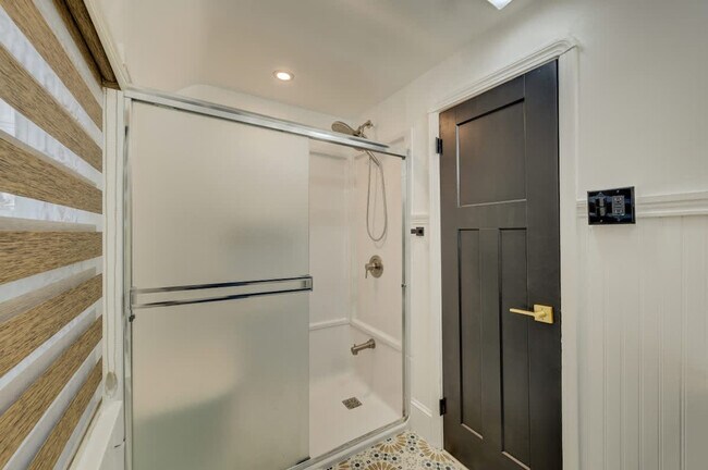 Building Photo - 3855 Grosvenor Rd