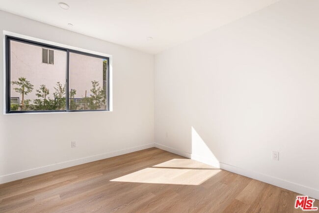 Building Photo - 2361 Fox Hills Dr