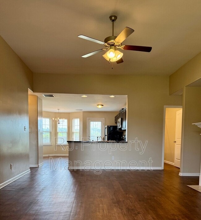 Building Photo - 5520 Kaitlyn Dr E