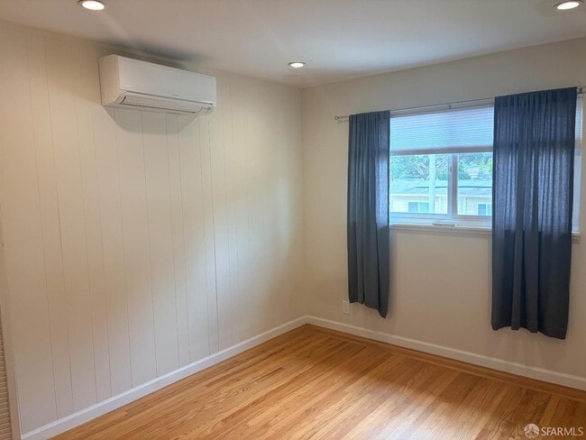 Building Photo - 2555 Sherwood Dr