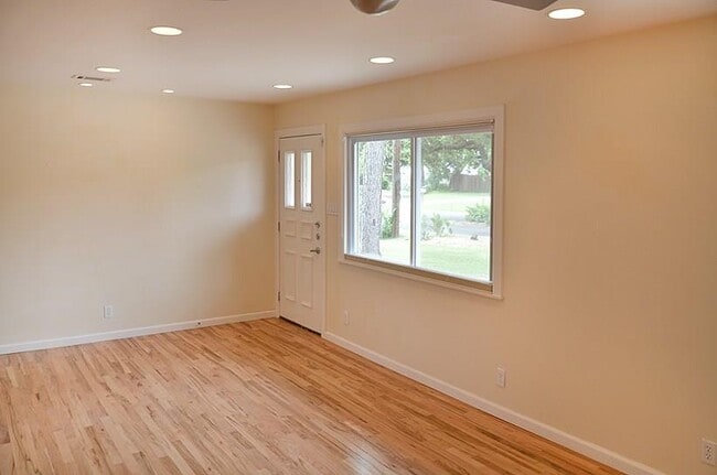 Building Photo - 1179 Oak Grove Ave