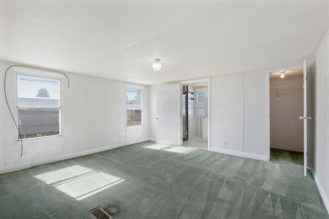 Building Photo - Large manufactured home