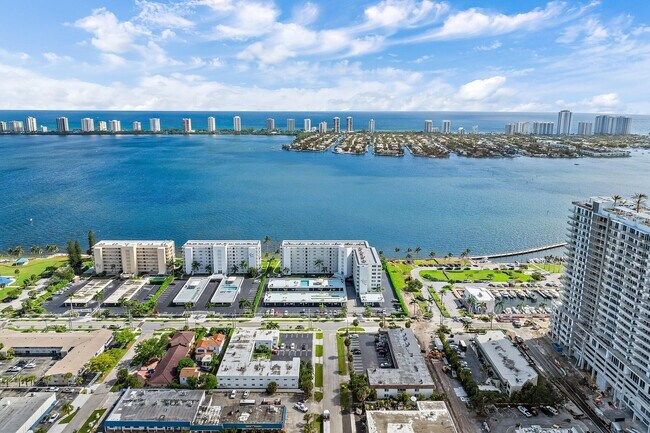 Building Photo - 301 Lake Shore Dr