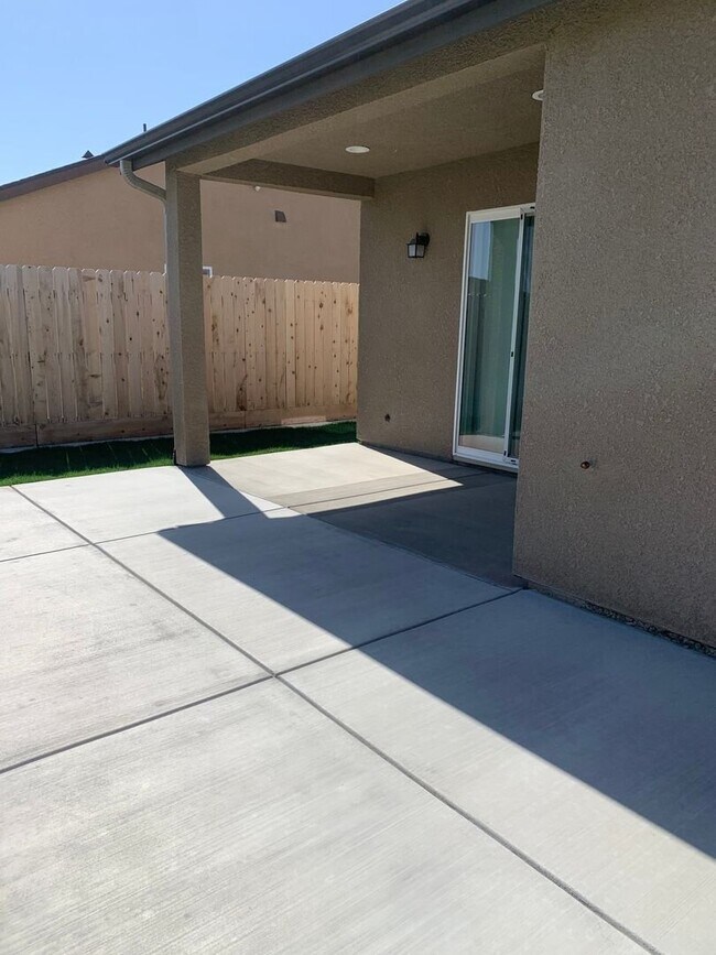 Building Photo - Beautiful 3 Bedroom 2 Bath Home in North Hanford