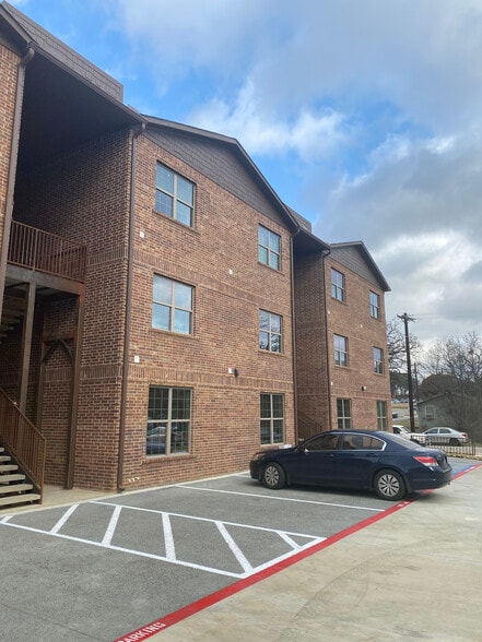 Building Photo - 1009 S Avenue B