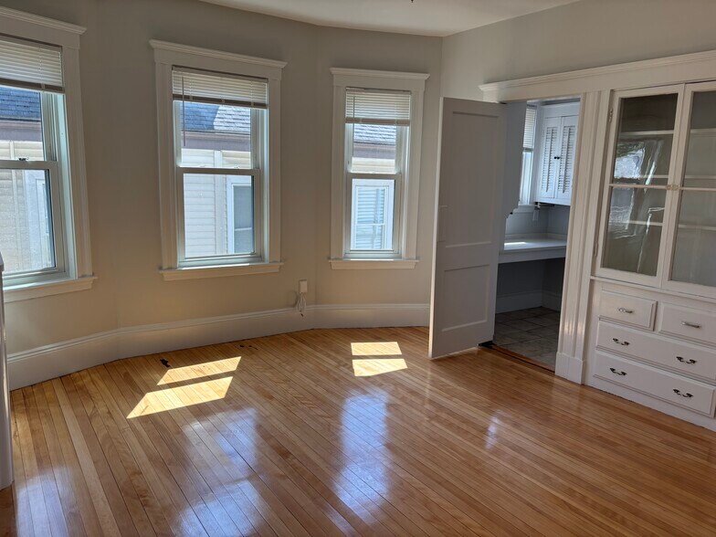 Building Photo - 32 Matchett St