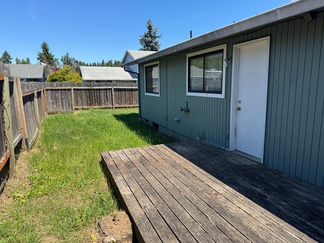 Building Photo - 2 bedroom 1 bath duplex in Cottage Grove!