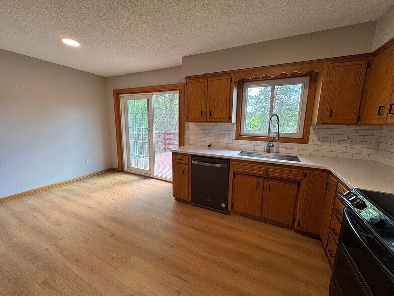 Building Photo - 6990 Redwing Ln