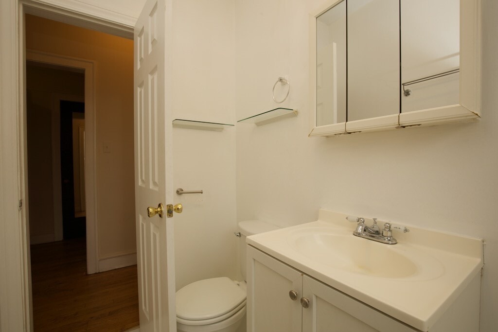 Building Photo - 1310 Oak Ave