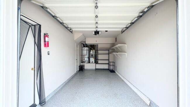 Building Photo - Unfurnished 1 Bedroom with AC and Private ...