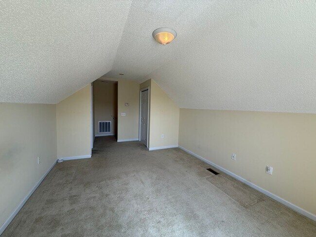 Building Photo - 2302 Clandon Dr