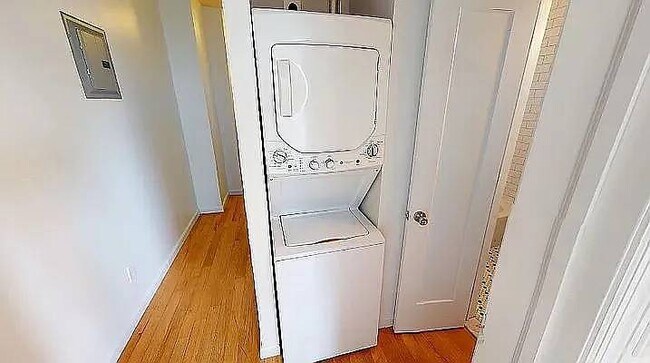 Building Photo - 932 Seneca Ave