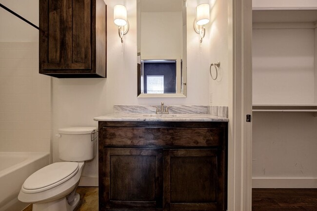 Building Photo - Modern 3-Bedroom Duplex Near OU Health Center and Okana Resort